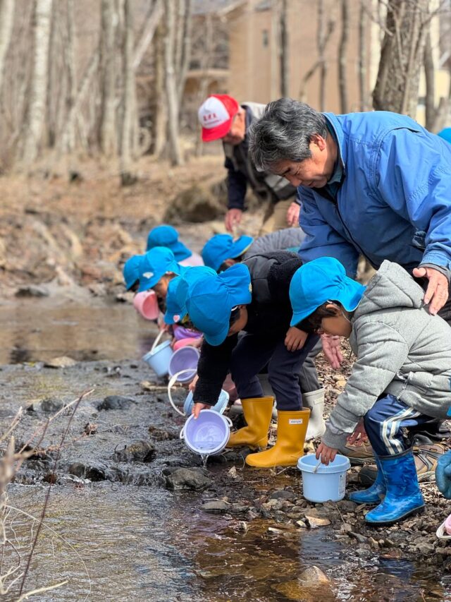【あまごのたびだち】

高遠保育園の皆さんにお越しいただき、天竜川漁業協同組合様のご協力の元、アマゴの放流会を行いました❗

「アマゴは綺麗な水にしか棲めない魚」、「川の中にいる虫を食べて大きくなる」など、アマゴがどんな魚なのかを勉強してから、施設内の硫黄沢に移動して稚魚を放流しました🐟

放流後、アマゴたちは元気に川の中を泳いでいましたね。

大きく成長した姿を見るのが楽しみです🥰

#国立青少年教育振興機構 #国立信州高遠青少年自然の家 #自然体験 #アマゴ放流 #体験の風をおこそう